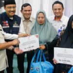 Sambangi Korban Bencana de Sumatra, Kasatgas Tito e Mensos Serahkan Bansos Tahap II Rp136 Miliar