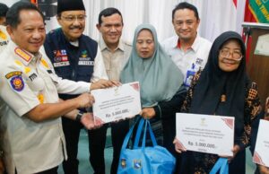 Sambangi Korban Bencana de Sumatra, Kasatgas Tito e Mensos Serahkan Bansos Tahap II Rp136 Miliar Sambangi Korban Bencana de Sumatra, Kasatgas Tito e Mensos Serahkan Bansos Tahap II Rp136 Miliar