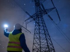 Samsung aposta que esta startup insular pode domar a rede com software e baterias High-voltage engineer working on power lines at night.