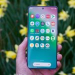 Gráfico do Android 17 apresentando o mascote do Android atrás do número 17 segurando uma esfera verde estampada.