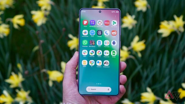 Samsung começa a testar a próxima grande atualização One UI Gráfico do Android 17 apresentando o mascote do Android atrás do número 17 segurando uma esfera verde estampada.