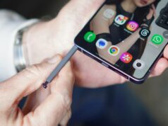 Samsung descartou planos para uma nova S Pen para o Galaxy S27 Ultra Uma pessoa segurando o Samsung Galaxy S26 Ultra e S Pen