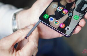 Samsung descartou planos para uma nova S Pen para o Galaxy S27 Ultra Uma pessoa segurando o Samsung Galaxy S26 Ultra e S Pen