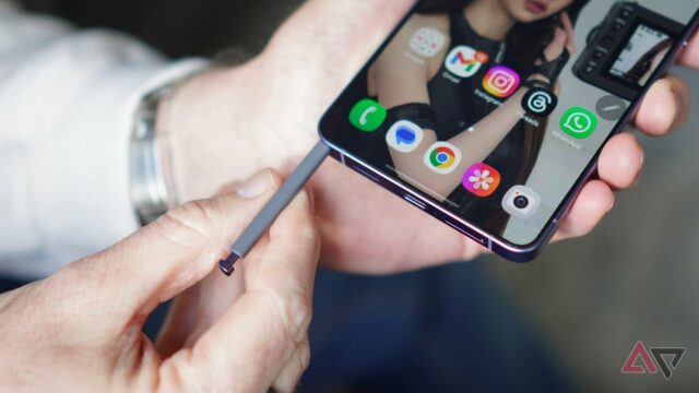 Uma pessoa segurando o Samsung Galaxy S26 Ultra e S Pen