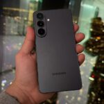 Um Pixel 9 Pro ao lado de um iPhone 15 Pro Max em uma mesa de vime