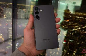 Samsung se junta ao Google para oferecer suporte AirDrop Um Pixel 9 Pro ao lado de um iPhone 15 Pro Max em uma mesa de vime