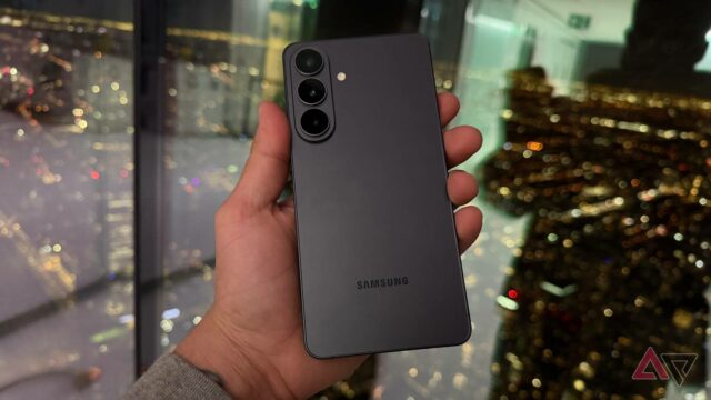 Samsung se junta ao Google para oferecer suporte AirDrop Um Pixel 9 Pro ao lado de um iPhone 15 Pro Max em uma mesa de vime