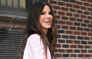 Sandra Bullock usou o estilo jeans com punhos que estará em toda parte nesta primavera Jennifer Aniston comparece