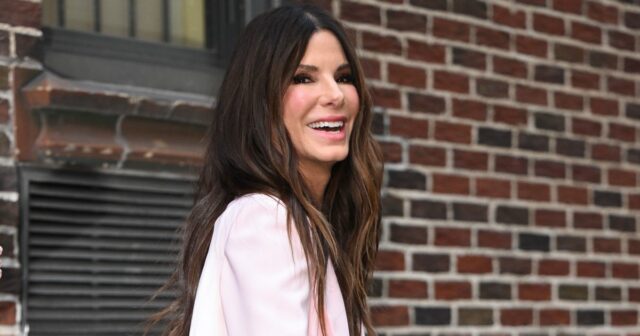 Sandra Bullock usou o estilo jeans com punhos que estará Jennifer Aniston comparece