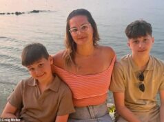 Sargento da polícia e mãe de dois filhos é encontrada morta em casa: família adia funeral dos exames e aniversários dos meninos Coleen Mellor fotografada com seus dois filhos Noah e Charlie