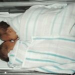 Sasha e sua irmã gêmea (acima) foram implantadas na mãe errada como embriões de fertilização in vitro