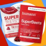 Uma bolsa vermelha de Humann SuperBeets Heart Chews, um suplemento dietético, com dois mastigáveis ​​embalados individualmente ao lado.