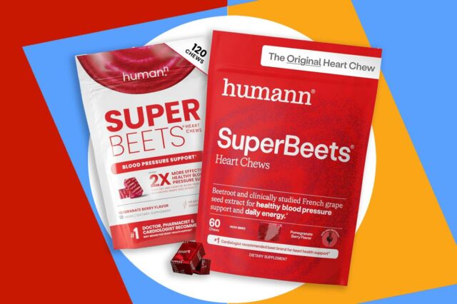 Uma bolsa vermelha de Humann SuperBeets Heart Chews, um suplemento dietético, com dois mastigáveis ​​embalados individualmente ao lado.