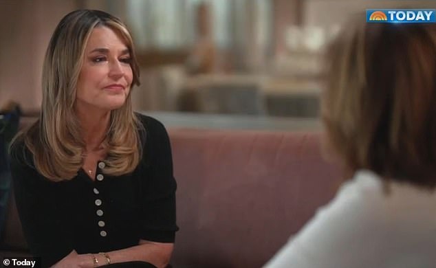 Savannah Guthrie se desfaz em lágrimas e pede desculpas à Savannah Guthrie ofereceu novos detalhes angustiantes do momento em que percebeu que sua mãe, Nancy, de 84 anos, havia sido sequestrada em uma entrevista com Hoda Kotb na NBC Today.