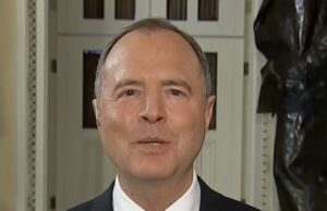 Schiff: Trump está perdendo credibilidade como comandante-em-chefe Schiff: Trump está perdendo credibilidade como comandante-em-chefe