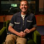 O apresentador do programa de café da manhã da Radio 2, Scott Mills, retratado em novembro, foi retirado do ar na última terça-feira e seu contrato foi rescindido por causa de sua 'conduta pessoal'