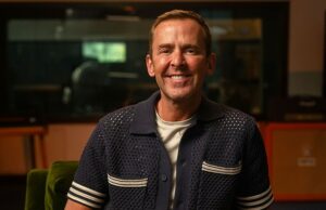 Scott Mills enfrentou o machado ‘por causa do drama de Huw Edwards’: o programa pode ter inspirado o reclamante a se apresentar – como os chefes da BBC são rápidos em revelar QUANDO souberam das acusações de crimes sexuais O apresentador do programa de café da manhã da Radio 2, Scott Mills, retratado em novembro, foi retirado do ar na última terça-feira e seu contrato foi rescindido por causa de sua 'conduta pessoal'