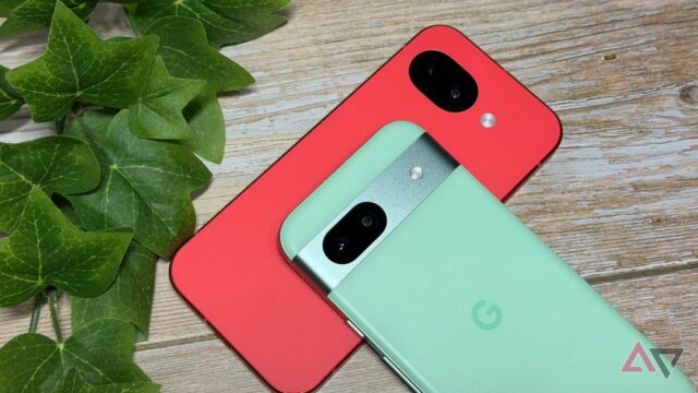 Pixel 8a do Google encostado em uma floresta ensolarada.