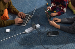 Se você precisa de um novo carregador com muitas portas e potência, é isso Dispositivos conectados ao carregador de laptop Anker