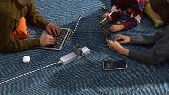 Se você precisa de um novo carregador com muitas portas Dispositivos conectados ao carregador de laptop Anker