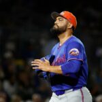 O arremessador do New York Mets, Sean Manaea (59), sai de campo contra o Miami Marlins após o primeiro turno no Roger Dean Chevrolet Stadium.