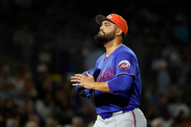 O arremessador do New York Mets, Sean Manaea (59), sai de campo contra o Miami Marlins após o primeiro turno no Roger Dean Chevrolet Stadium.