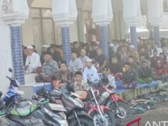 Sebagian Warga Jember e Bondowoso Lebaran Hari Ini Sebagian Warga Jember e Bondowoso Lebaran Hari Ini