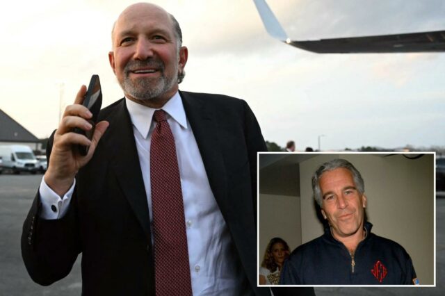 Secretário de Comércio, Howard Lutnick, testemunhará sobre Jeffrey Epstein O secretário de Comércio dos EUA, Howard Lutnick, segurando um telefone e sorrindo ao embarcar no Força Aérea Um.