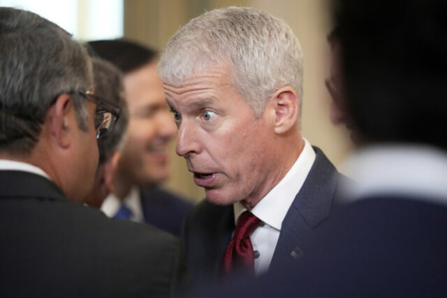 Secretário de Energia luta para contornar a crise petrolífera de Trump
