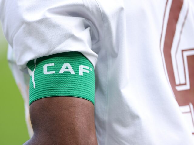 Secretário-geral da CAF renuncia em meio a polêmica final da Futebol - Copa das Nações Africanas da CAF - Marrocos 2025 - Final - Senegal x Marrocos - Estádio Príncipe Moulay Abdellah, Rabat, Marrocos - 18 de janeiro de 2026 El Hadji Malick Diouf, do Senegal, comemora com o troféu após vencer a Copa das Nações Africanas REUTERS/Amr Abdallah Dalsh