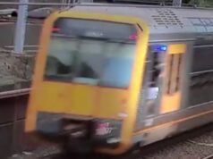 Segundo adolescente em uma semana fica ferido em manobra de surf em trem Um adolescente está lutando pela vida e outro está se recuperando no hospital após dois incidentes separados de surfe em trens.