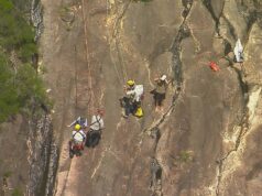 Segundo alpinista morre no hospital após queda horrível na montanha Sunshine Coast Um adolescente morreu e outro está lutando pela vida depois que a dupla caiu durante uma caminhada nas Glasshouse Mountains, na Sunshine Coast, em Queensland.