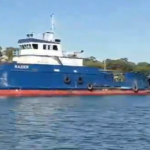 A polícia descobre um dos esconderijos do navio.