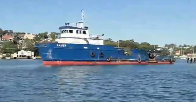 A polícia descobre um dos esconderijos do navio.