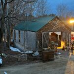 O piso empenado que desabou, enviando quase 70 convidados do casamento para o porão de um prédio (Gabinete do Corpo de Bombeiros do Estado de New Hampshire via AP)