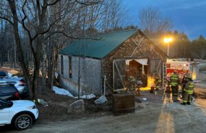 Seis feridos e outros presos após o desabamento do piso do local do casamento em New Hampshire O piso empenado que desabou, enviando quase 70 convidados do casamento para o porão de um prédio (Gabinete do Corpo de Bombeiros do Estado de New Hampshire via AP)