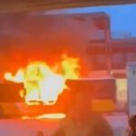 Várias pessoas morreram e outras ficaram feridas depois que um homem supostamente usou gasolina e se ateou fogo dentro de um ônibus, provocando um grande incêndio.