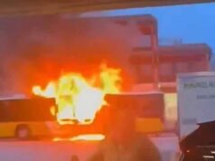 ‘Seis mortos enquanto homem usa gasolina e se incendeia em ônibus na Suíça’: Mais vítimas ficam feridas – a polícia ‘não comenta’ se é terrorismo, dizem relatórios locais Várias pessoas morreram e outras ficaram feridas depois que um homem supostamente usou gasolina e se ateou fogo dentro de um ônibus, provocando um grande incêndio.