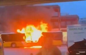 ‘Seis mortos enquanto homem usa gasolina e se incendeia em ônibus na Suíça’: Mais vítimas ficam feridas – a polícia ‘não comenta’ se é terrorismo, dizem relatórios locais Várias pessoas morreram e outras ficaram feridas depois que um homem supostamente usou gasolina e se ateou fogo dentro de um ônibus, provocando um grande incêndio.