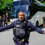 Uma foto sem data e sem local divulgada pelo Departamento de Assuntos Internos da Austrália mostra o ministro de Assuntos Internos, Tony Burke (3/R), com cinco jogadoras de futebol iranianas que solicitaram asilo depois de competir no torneio da Copa da Ásia Feminina, disputado na Austrália. A Austrália concedeu asilo a algumas integrantes da seleção iraniana de futebol feminino devido ao temor de que enfrentassem perseguição em casa por não cantarem o hino nacional antes de uma partida, disse o ministro de Assuntos Internos, Tony Burke, na terça-feira. (Foto de HANDOUT / DEPARTAMENTO AUSTRALIANO DE ASSUNTOS INTERNOS / AFP) / ----NOTA DO EDITORES ----RESTRITO AO USO EDITORIAL CRÉDITO OBRIGATÓRIO