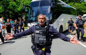 Seleção feminina de futebol será recebida de braços abertos, diz Irã Uma foto sem data e sem local divulgada pelo Departamento de Assuntos Internos da Austrália mostra o ministro de Assuntos Internos, Tony Burke (3/R), com cinco jogadoras de futebol iranianas que solicitaram asilo depois de competir no torneio da Copa da Ásia Feminina, disputado na Austrália. A Austrália concedeu asilo a algumas integrantes da seleção iraniana de futebol feminino devido ao temor de que enfrentassem perseguição em casa por não cantarem o hino nacional antes de uma partida, disse o ministro de Assuntos Internos, Tony Burke, na terça-feira. (Foto de HANDOUT / DEPARTAMENTO AUSTRALIANO DE ASSUNTOS INTERNOS / AFP) / ----NOTA DO EDITORES ----RESTRITO AO USO EDITORIAL CRÉDITO OBRIGATÓRIO