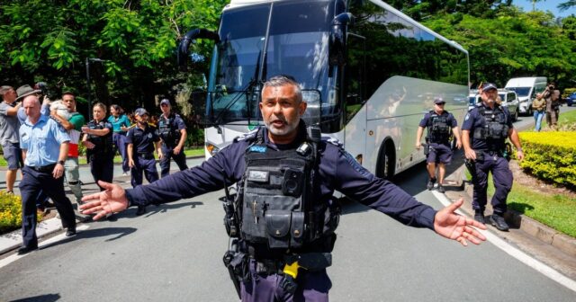 Uma foto sem data e sem local divulgada pelo Departamento de Assuntos Internos da Austrália mostra o ministro de Assuntos Internos, Tony Burke (3/R), com cinco jogadoras de futebol iranianas que solicitaram asilo depois de competir no torneio da Copa da Ásia Feminina, disputado na Austrália. A Austrália concedeu asilo a algumas integrantes da seleção iraniana de futebol feminino devido ao temor de que enfrentassem perseguição em casa por não cantarem o hino nacional antes de uma partida, disse o ministro de Assuntos Internos, Tony Burke, na terça-feira. (Foto de HANDOUT / DEPARTAMENTO AUSTRALIANO DE ASSUNTOS INTERNOS / AFP) / ----NOTA DO EDITORES ----RESTRITO AO USO EDITORIAL CRÉDITO OBRIGATÓRIO 