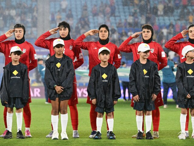 A técnica do Irã, Marziyeh Jafari, saúda durante o hino nacional antes da partida de futebol da Copa Asiática Feminina entre o Irã e as Filipinas em Robina, Austrália, domingo, 8 de março de 2026. (Dave Hunt/AAP Image via AP)