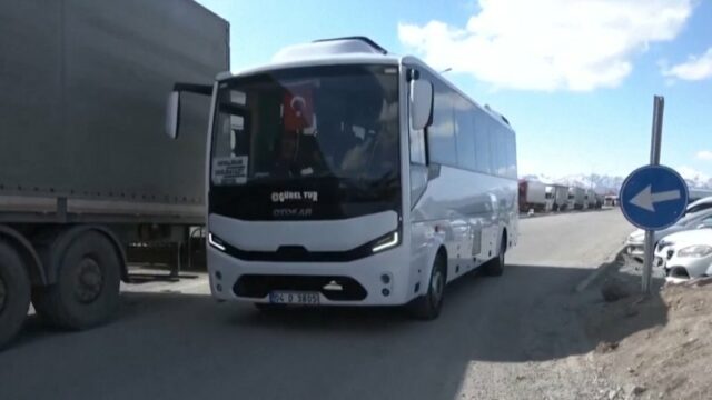 Seleção iraniana de futebol feminino chega em casa
