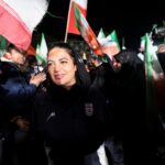 Os jogadores de futebol do Irã reagem.