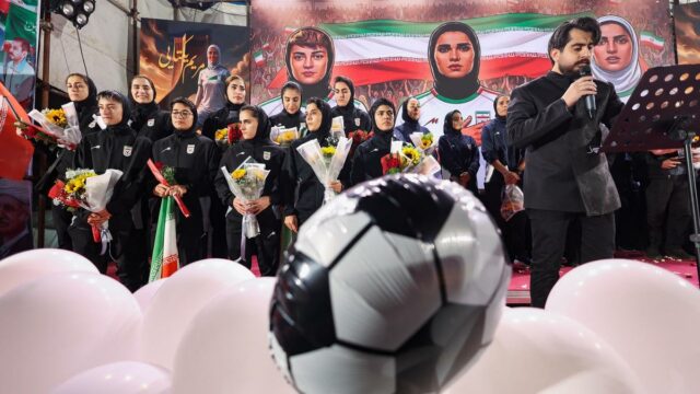 Seleção iraniana de futebol feminino é recebida com cerimônia de boas-vindas em Teerã
