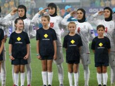 Seleção iraniana de futebol feminino saúda e canta hino nacional em partida da Copa da Ásia A australiana Remy Siemsen (C) luta pela bola com a iraniana Sara Didar (L) e Golnoosh Khosravi durante a partida de futebol da AFC Women's Asian Cup Australia 2026 entre o Irã e a Austrália na Gold Coast em 5 de março de 2026. (Foto de Izhar Khan / AFP) / - IMAGEM RESTRITA AO USO EDITORIAL - ESTRITAMENTE SEM USO COMERCIAL -