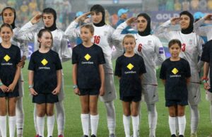 Seleção iraniana de futebol feminino saúda e canta hino nacional em partida da Copa da Ásia A australiana Remy Siemsen (C) luta pela bola com a iraniana Sara Didar (L) e Golnoosh Khosravi durante a partida de futebol da AFC Women's Asian Cup Australia 2026 entre o Irã e a Austrália na Gold Coast em 5 de março de 2026. (Foto de Izhar Khan / AFP) / - IMAGEM RESTRITA AO USO EDITORIAL - ESTRITAMENTE SEM USO COMERCIAL -