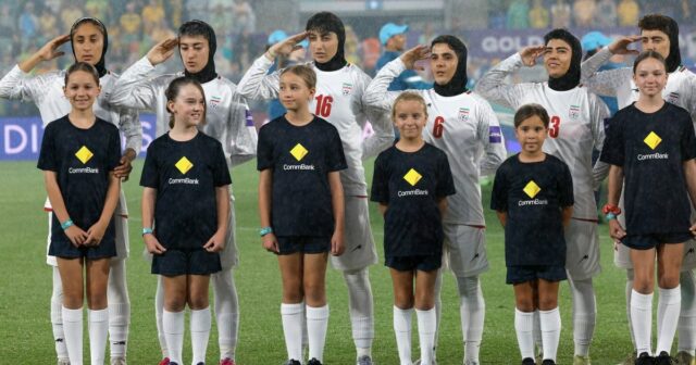A australiana Remy Siemsen (C) luta pela bola com a iraniana Sara Didar (L) e Golnoosh Khosravi durante a partida de futebol da AFC Women's Asian Cup Australia 2026 entre o Irã e a Austrália na Gold Coast em 5 de março de 2026. (Foto de Izhar Khan / AFP) / - IMAGEM RESTRITA AO USO EDITORIAL - ESTRITAMENTE SEM USO COMERCIAL -