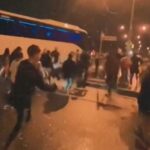 Apoiadores se reuniram em torno da seleção feminina iraniana depois que elas foram condenadas pelo Estado iraniano por se recusarem a cantar o hino nacional